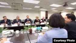 民进党主席蔡英文与共和党访团座谈(2015年,蔡英文脸书照片)