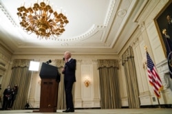 美国总统拜登抵达白宫国宴厅就最新的美国就业报告发表评论。(2022年1月7日)