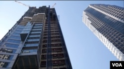 完工后的威尔谢大楼将成为美西最高建筑(美国之音国符拍摄)