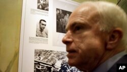 Ông McCain tới thăm nhà tù Hỏa Lò, nơi ông từng bị giam giữ năm 1967.