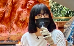 支联会副主席邹幸彤表示,国安法下首次洗刷国殇之柱有特别的象征意义,希望以行动战胜恐惧,延续悼念六四的烛光 (美国之音/汤惠芸)