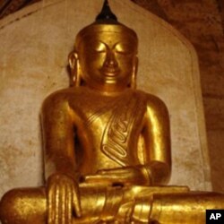 蒲甘众多佛塔中的一尊金佛像