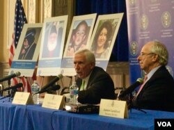 美国前联邦众议员沃尔夫(左)在“美国国际宗教自由委员会”峰会上严厉谴责中国大规模拘捕维吾尔人。 (美国之音萧雨拍摄)