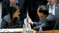 时任美国常驻联合国大使黑利(Nikki Haley)与中国代表交谈(路透社2018年2月24日)
