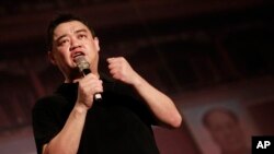 资料照片:2014年6月4日,1989年天安门广场抗议活动的前学生领袖吾尔开希在台北举行的守夜活动中发表讲话,纪念中国军队镇压北京民主运动25周年。