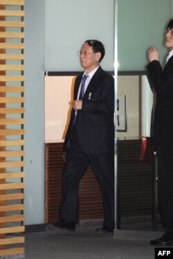 中共改革派前总书记胡耀邦之子,曾任中共统战部副部长和中国工商联党组书记的胡德平在日本首相官邸入口处(2014年4月8日)。)