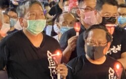 香港支联会主席李卓人(左)表示,数以万计香港人在警方反对下,仍然参与维园六四31周年烛光集会,反映香港人心不死、烛光不灭,延续30年的维园烛光之海在香港人心中有特别的象征意义(美国之音/汤惠芸)