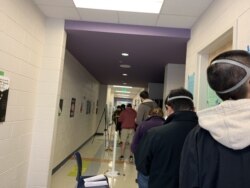 资料照片:弗吉尼亚州的选民在费尔法克斯郡一个社区中心排队进行提前投票。(2020年10月31日)