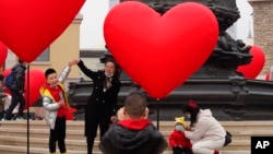 资料图片:一个有年幼子女的家庭在北京某地合影(2021年2月13日)。在人口老龄化和出生率下降的双重压力下,中国正试图转变人口政策,以避免人口危机。