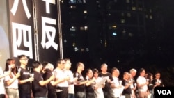 香港支联会主席何俊仁宣读纪念六四三十周年宣言 (美国之音申华拍摄)