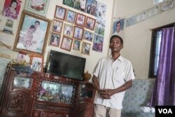 周拉过去是红色高棉的战士,后来曾任马德望省波仁区的公社负责人。过去二十多年来,他一直备受尊敬。(美国之音柬埔寨语组拍摄)