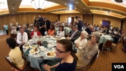 与会来宾超过一百五十人,历年仅见(美国之音国符拍摄)