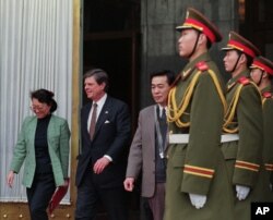 美国前任驻华大使尙慕杰(James Ralph "Jim" Sasser)在递交国书后走出北京人民大会堂(1996年2月14日)