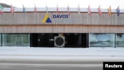 瑞士达沃斯会议中心外插着的各国国旗。(2021年1月22日)