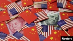 美中国旗和货币的图案。中国对600亿美元美国商品加征的关税于北京时间周六(6月1日)生效,清单囊括了超过5000种美国商品。