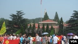 在河北省石家庄附近的中共圣地西柏坡参观的青年团体。(资料照)