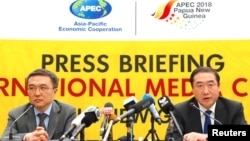 中国外交部国际经济司司长王小龙(左)在巴布亚新几内亚举行的记者会上 (2018年11月18日)
