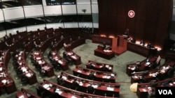 香港特首梁振英出席立法会施政报告答问大会,有泛民议员举牌及放黄伞抗议 (美国之音汤惠芸拍摄)