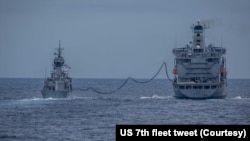 美国海军第七舰队柯蒂斯·威尔伯号导弹驱逐舰和澳大利亚皇家海军的安扎克级护卫舰“巴拉腊特”号在南中国海进行联合军演。(2021年6月11日)