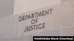 资料照片:位于华盛顿的美国司法部总部大楼的标识。