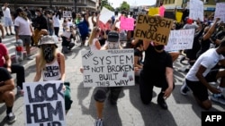 美国洛杉矶民众集会抗议非洲裔美国人乔治·弗洛依德在被警察拘捕时的死亡事件。(2020年6月1日)