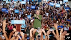 前国务卿希拉里·克林顿来到佛罗里达州的一个竞选大会上(2016年7月22日)