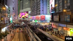 香港反送中示威者2019年8月4日晚间堵住了铜锣湾的街道。(美国之音谭嘉琪拍摄)