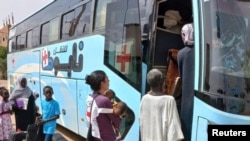 资料照 - 在国际红十字会的帮助下,数百名孱弱儿童安全转移到喀土穆的孤儿院。