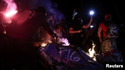 在纪念德克萨斯州奴隶制结束的活动中,大火烧毁了被推倒的阿尔伯特·派克(Albert Pike)雕像。(2020年6月19日)