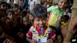 kutupalong ဒုက္ခသည်စခန်းတွင်း တရားဝင် စာရင်းဝင် အသိအမှတ်ပြု ကဒ်ပြားကိုင်ဆောင်ထားတဲ့ ရိုဟင်ဂျာ ကလေးငယ်။