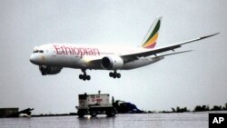 资料照片:一架埃塞俄比亚航空的波音787梦幻飞机降落在亚的斯亚贝巴博莱国际机场。(2012年8月17日)