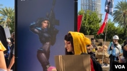 一名身着维尼熊服装的女子在暴雪嘉年华会的场外 (2019年11月1日,安纳罕会议中心外, 雨舟拍摄)