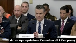 美国国防部长海格塞斯在国会的一次拨款听证会上作证。(2025年6月10日)