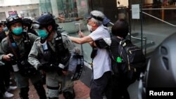 香港防暴警察在中环驱散利用午餐时间抗议示威的民众。(2020年5月27日)