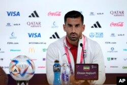 伊朗足球队的队长埃赫桑·哈伊萨菲(Ehsan Hajsafi)在多哈的记者会上。(2022年11月20日)