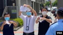 右起: 民主派中西区区议会许智峰、叶锦龙、彭家浩,8月7日早上在中山纪念公园体育馆外,当着警员面前撕毁控告他们违反防疫“限聚令”告票,他们表示到场执行公务,将会上庭抗辩 (美国之音/汤惠芸)