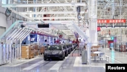 特斯拉在上海工厂里生产的汽车。(2020年1月7日)