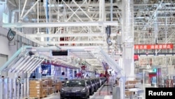 资料照:特斯拉在上海工厂里生产的汽车。(2020年1月7日)