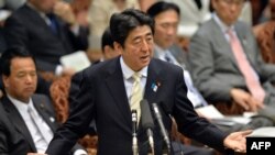 日本首相安倍晋三2013年4月23日在日本议会上议院回答反对党议员提出的一个问题