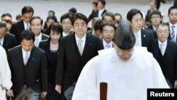 2015年1月5日日本首相安倍晋三(中)和内阁部长访问伊势神宫