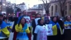 Під офісом Газпрому у Лондоні "No Gazprom - No war!" Під офісом Газпрому у Лондоні "No Gazprom - No war!"