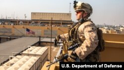 美国国防部照片:美国海军陆战队守卫美国驻巴格达大使馆。(2020年1月3日)