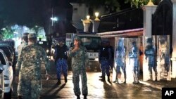 马尔代夫军人在首都马累主要街头巡逻。(2018年2月5日)