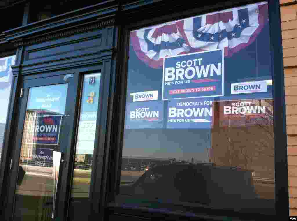 11月6日这天,美国人除了选举正副总统,还要选举国会众议员、部分国会参议员和大批州和地方官员。这是波士顿的麻萨诸塞州国会参议员斯科特•布朗竞选连任的总部办公室。(美国之音杨晨拍摄)