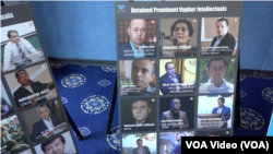 资料图:一个活动上展出的被拘押在再教育营的维吾尔人的照片