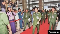 တပ်မတော်ကာကွယ်ရေးဦးစီးချုပ် ဗိုလ်ချုပ်မှူးကြီး မင်းအောင်လှိုင် ပြည်ထောင်စုငြိမ်းချမ်းရေးညီလာခံ-(၂၁)ရာစုပင်လုံ (ဒုတိယအကြိမ်)အစည်းအဝေးကို တက်ရောက်လာစဉ် (ဓါတ်ပုံ- Senior General Min Aung Hlaing Facebook)