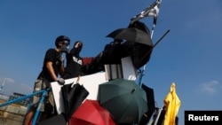 资料照:香港中文大学反送中的抗议学生在校园与港警对峙。(路透社2019年11月13日)