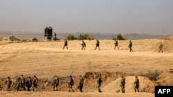 2023年10月27日,以色列军队士兵在以色列南部斯德洛特附近的加沙地带边界上行走,与此同时,以色列和哈马斯之间的战斗仍在继续。(法新社)