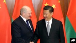 资料照:中国领导人习近平在北京钓鱼台国宾馆欢迎到访的白俄罗斯总统卢卡申科。(2017年6月16日)