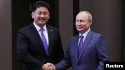 俄罗斯总统普京在索契会见到访的蒙古总理呼日勒苏赫。 (2019年12月5日)